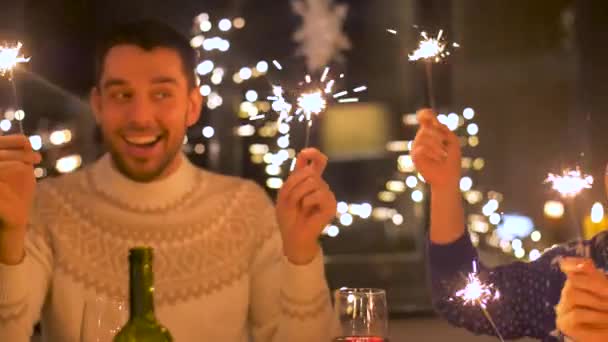 Amigos felices teniendo la cena de Navidad en casa — Vídeos de Stock