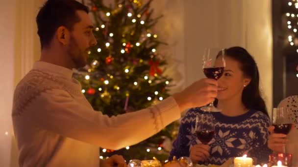 Amigos felizes celebrando o Natal em casa — Vídeo de Stock