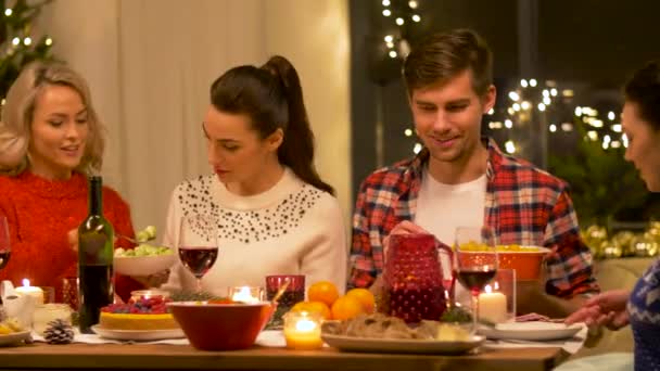 Amigos felices teniendo la cena de Navidad en casa — Vídeos de Stock