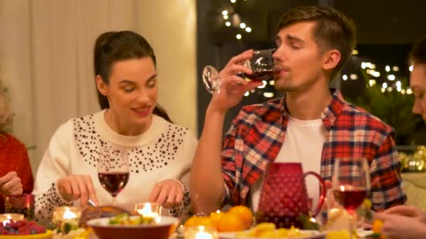 Amigos felizes ter jantar de Natal em casa — Vídeo de Stock