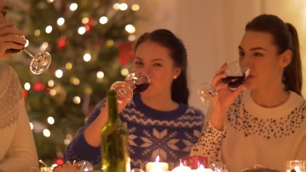 Szczęśliwy znajomych do picia czerwonego wina na Boże Narodzenie — Wideo stockowe