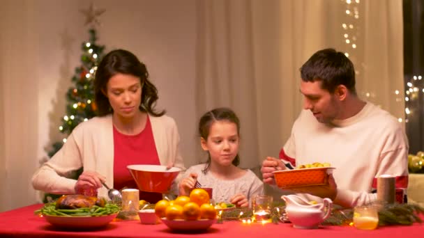 Mutlu bir aile evde Noel yemeği yiyor. — Stok video