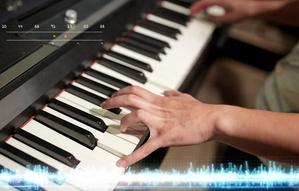 Manos tocando el piano en el estudio de grabación de sonido — Foto de Stock