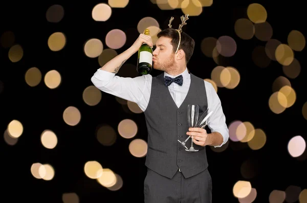 Homme embrasser bouteille de champagne à la fête de Noël — Photo
