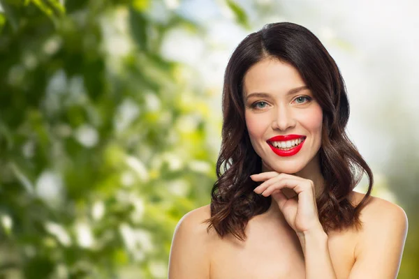 Schöne lächelnde junge Frau mit rotem Lippenstift — Stockfoto