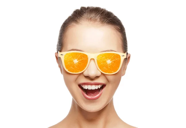 Happy teenage girl in sunglasses with oranges — Stock Photo, Image