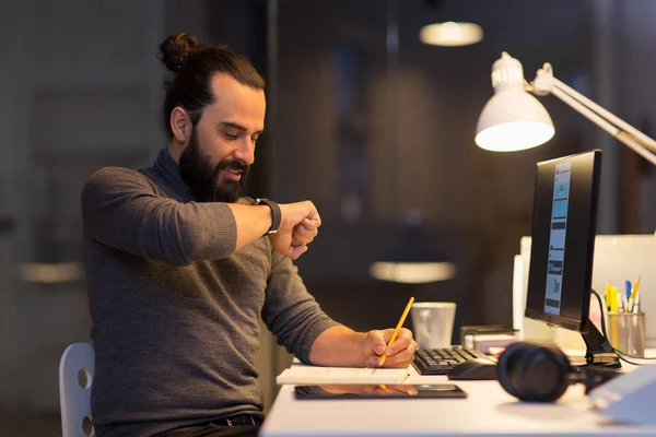 Hombre con smartwatch usando grabadora de voz en la oficina — Foto de Stock