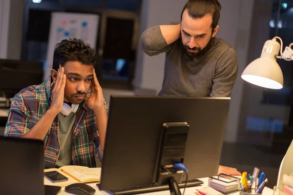 Équipe créative avec ordinateur travaillant tard au bureau — Photo