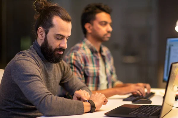 Hombre creativo con smartwatch trabajando en la oficina — Foto de Stock