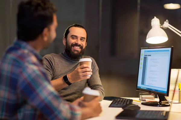 Kreativteam trinkt Kaffee im Nachtbüro — Stockfoto