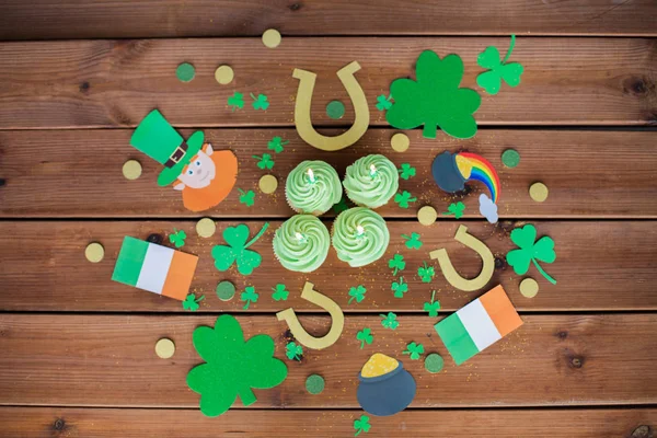 Groene cakejes en st patricks dag decoraties — Stockfoto