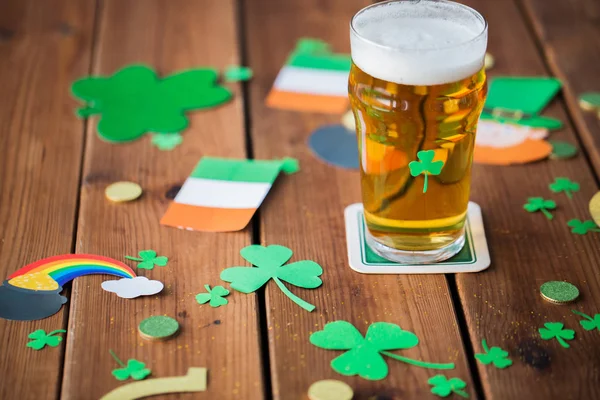 Glas bier en st patricks dag decoraties — Stockfoto