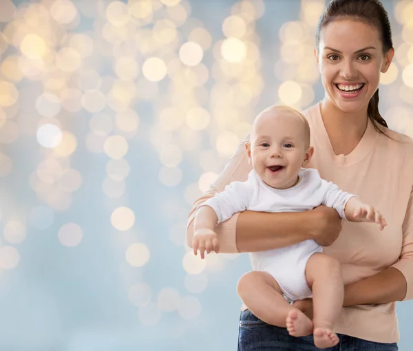 Glückliche Mutter mit kleinem Jungen über Lichter — Stockfoto