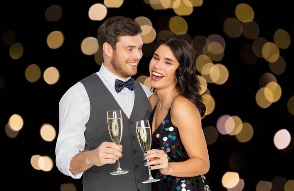 Casal feliz com taças de champanhe na festa — Fotografia de Stock