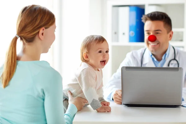Bébé avec mère chez le médecin le jour du nez rouge — Photo