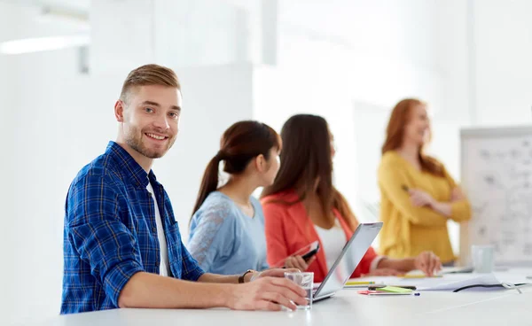 Uomo felice con il team creativo alla conferenza dell'ufficio — Foto Stock