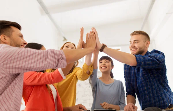 Lyckliga kreativa team att göra high five på kontor — Stockfoto