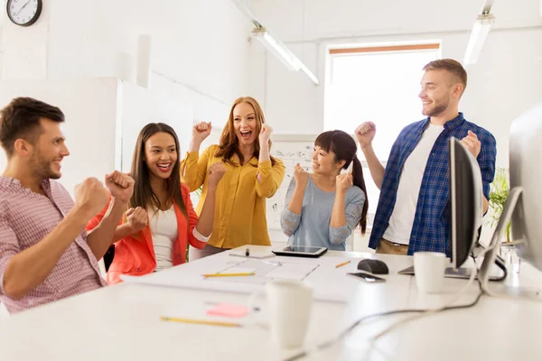 Lyckliga kreativa team firar framgången på kontor — Stockfoto