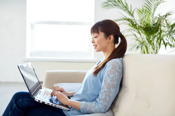 Heureux asiatique femme avec ordinateur portable au bureau — Photo