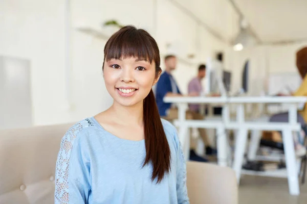 Feliz trabajadora creativa en la oficina — Foto de Stock