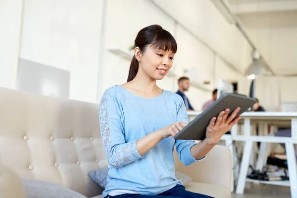 Glücklich asiatische Frau mit Tablet-PC arbeiten im Büro — Stockfoto