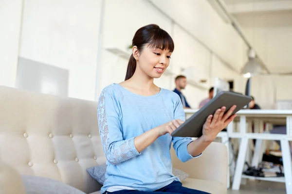 Feliz asiático mujer con tableta pc trabajo en oficina —  Fotos de Stock