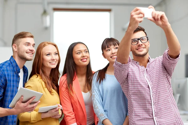 Team creativo di affari che prende selfie in ufficio — Foto Stock