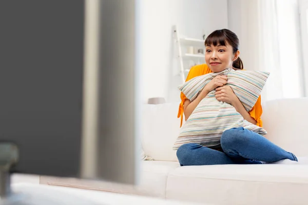 Bedövade asiatisk kvinna med att titta på tv hemma — Stockfoto