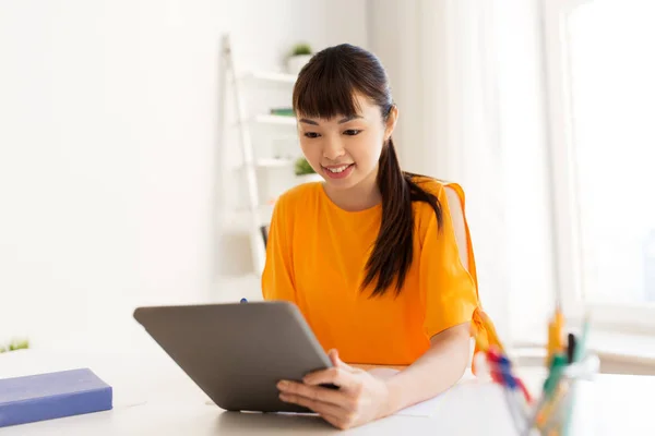 Asiático estudiante chica con tablet pc aprendizaje en casa — Foto de Stock