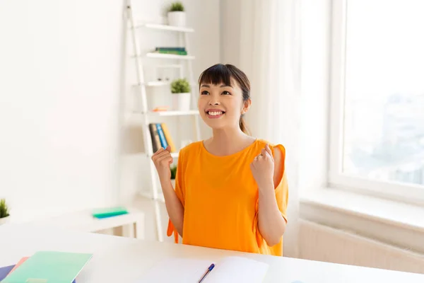 Asiatiska student tjej firar framgången hemma — Stockfoto