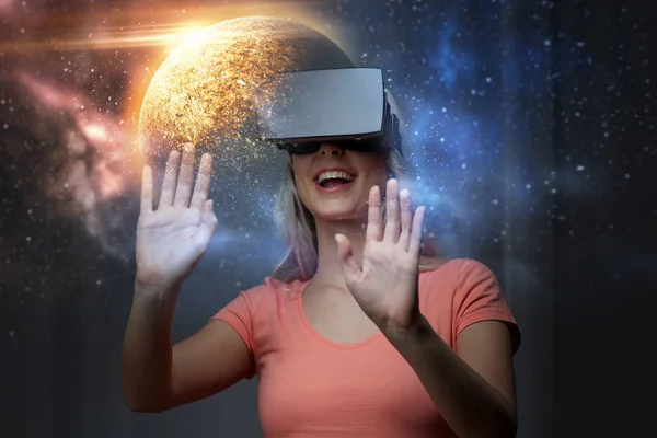 仮想現実ヘッドセットや3Dメガネの女性 — ストック写真