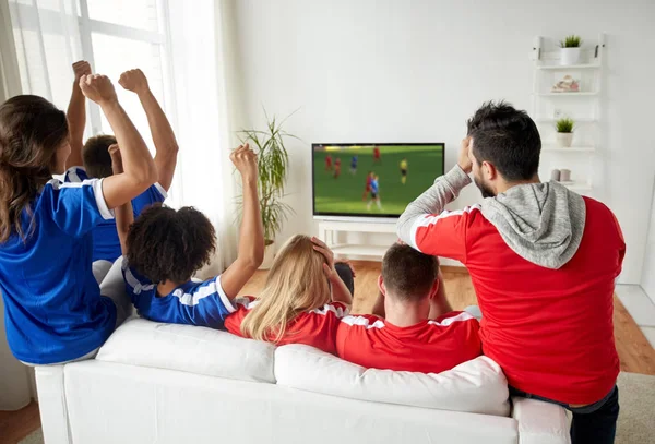 Amis ou fans de football regarder le match à la télévision à la maison — Photo