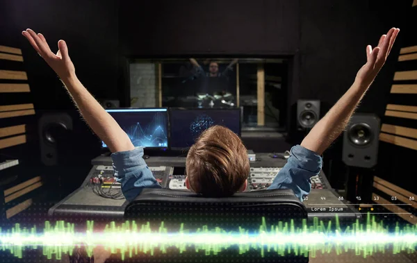 在混合控制台在音乐录音工作室的人 — 图库照片