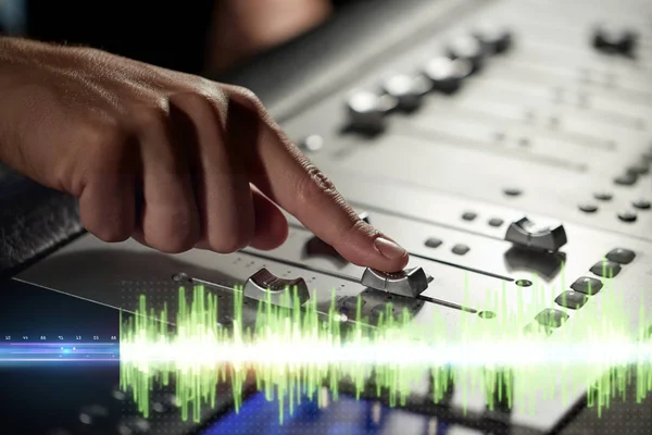 Mãos no console de mistura no estúdio de gravação de música — Fotografia de Stock