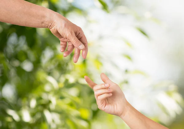 Primo piano di mani di donna anziana e giovane — Foto Stock