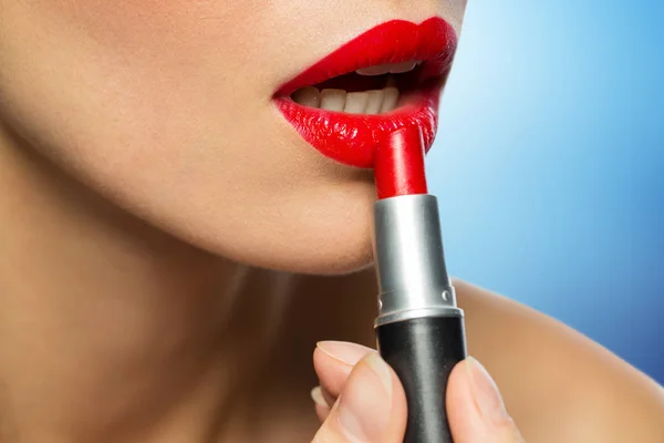 Primo piano della donna che applica il rossetto rosso alle labbra — Foto Stock