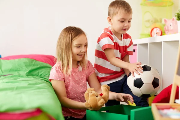 Niños felices con juguetes en casa —  Fotos de Stock