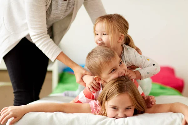 Mãe e crianças pequenas felizes se divertindo em casa — Fotografia de Stock