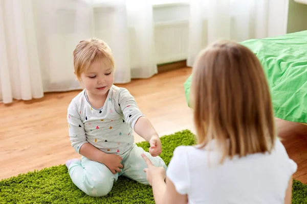 Meisjes spel rock-paper-scissors thuis — Stockfoto