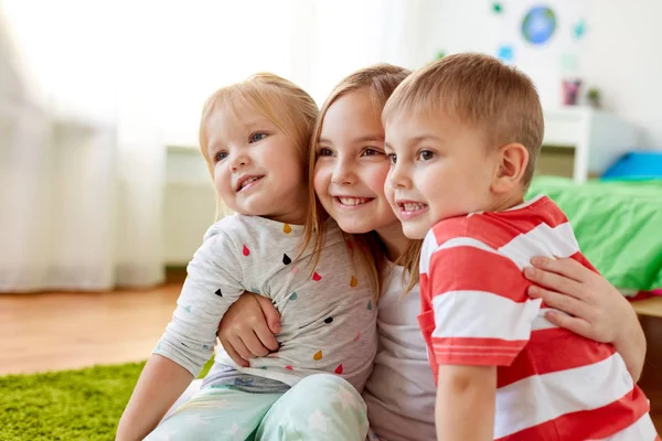 Счастливые маленькие дети обнимаются дома — стоковое фото