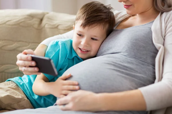 임신 어머니와 아들 집에서 스마트폰으로 — 스톡 사진