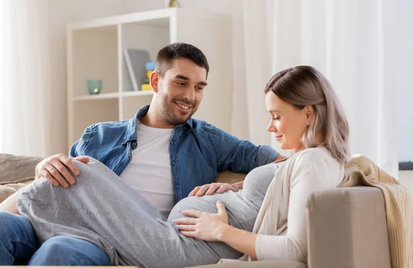 妊娠中の女性を自宅で幸せな男 — ストック写真