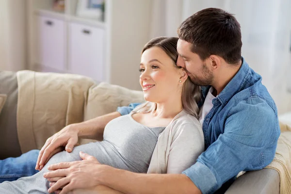 Man kramar gravid kvinna hemma — Stockfoto