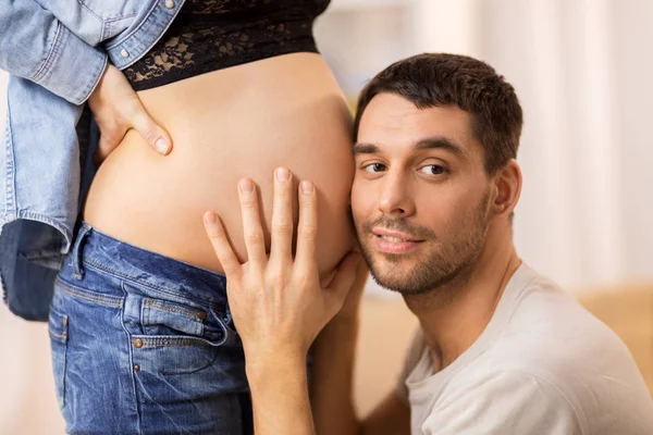 Homem feliz tocando barriga mulher grávida — Fotografia de Stock