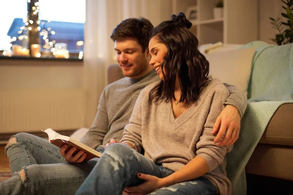 Feliz pareja leyendo libro en casa —  Fotos de Stock