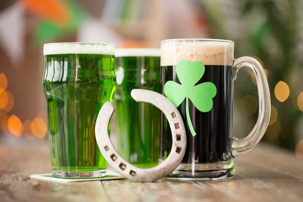 Shamrock üveg sör és a Patkó a táblázat — Stock Fotó