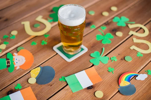 Glas bier en st patricks dag decoraties — Stockfoto