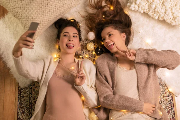 Kvinnliga vänner tar selfie av smartphone hemma — Stockfoto