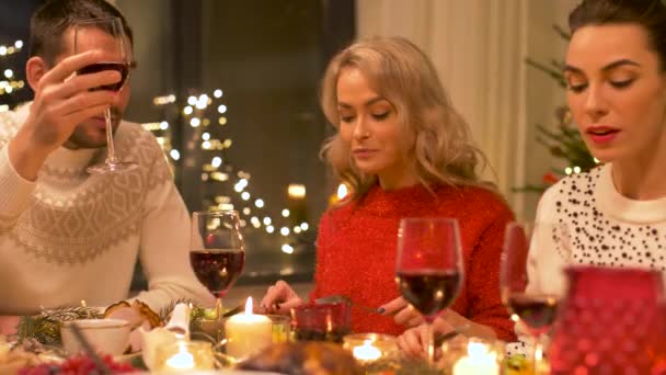 Amigos felices teniendo la cena de Navidad en casa — Vídeos de Stock