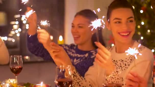 Amigos felices teniendo la cena de Navidad en casa — Vídeos de Stock